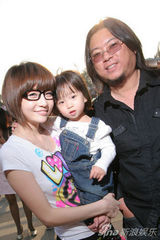 组图：高晓松声明离婚 盘点与娇妻昔日恩爱照