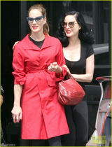 组图:蒂塔-万提斯简约黑装 豪乳细腰身材曼妙