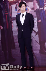 组图：《巡夜人》丁一宇郑允浩西服亮相显英气