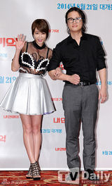 组图：姜艺媛出席发布会 透视黑衣显性感