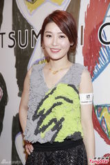 组图：周丽淇雪肤娇艳秀锁骨 怕恋情成焦点