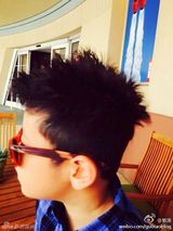 组图：石头戴墨镜酷帅有型 郭涛抱怨儿子调皮