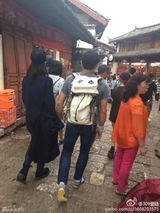 组图：隆诗牵手游丽江 吴奇隆贴心为女友夹菜