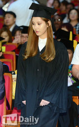 组图：少女时代徐贤出席毕业礼美翻 被授功劳奖