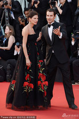 组图：意大利性感女神巴尔蒂赴威尼斯 花裙美艳