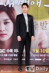 组图：《人生春天》秀英长裙亮相 身高优势突显