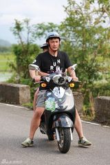 组图：爸爸2体验台湾风情 老爸萌娃变机车少年