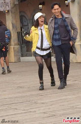 组图：张智霖与郭采洁游公园拍摄 赞对方有潜质