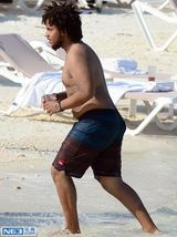 组图：阿汤哥儿子与美女鸳鸯戏水 帅哥变土豪范