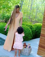 性感辣妈碧昂斯晒度假照 爱女Blue侧颜出镜(图)