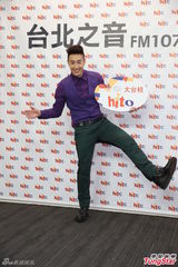 组图：潘玮柏发片撞世界杯 变魔术玩求婚