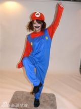 组图：吉泽明步助威世界杯 十八般姿态看不厌