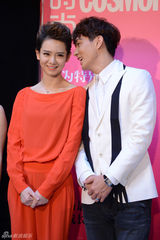 组图：李承铉戚薇热恋首亮相 已见过女方父母