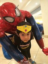 组图：牛魔王驾到！胡静爱子调皮扛起蜘蛛侠