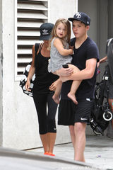 组图：辣妹全家出动健身 小七躲哥怀中安静乖巧