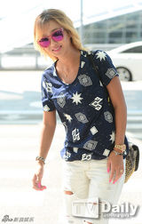 组图：韩团SISTAR亮相机场 太阳镜显时尚