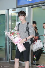 组图：都教授小舅子安宰贤访港 与粉丝打招呼