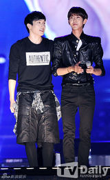 组图：韩女团穿短裙热舞走光露蓝色底裤