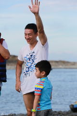 组图：林志颖与老爸同受冲浪惩罚 杨威大秀身材