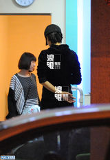 组图：朱丹周一围夜会逛街 甜蜜牵手似老夫老妻