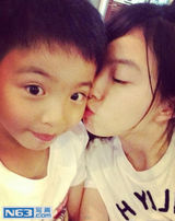 组图：王中磊爱子私照曝光 爱与姐姐嘟嘴亲亲