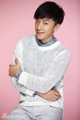 组图：乔任梁拍休闲风写真 亦正亦邪阳光帅气