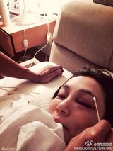 组图：范玮琪摔伤眉头缝20针老公 黑人贴心照顾