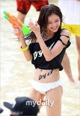 组图：GD水上乐园疯玩 水枪喷比基尼美女