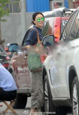 组图：王菲做美容吃火锅 结婚纪念日前笑开怀