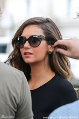 组图：妮娜-杜波夫获众化妆师伺候 粉丝围堵显风情万种