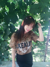 组图：柳岩清新淡妆爬梯摘葡萄 豹纹T恤小性感