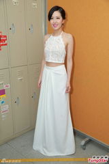 组图：唐诗咏助阵港姐决赛 吊带白裙大秀美背