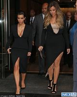组图：卡戴珊姐妹花全黑Look外出露腿拼性感