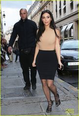 组图:金-卡戴珊街头抱娃似主妇 紧身裙勾勒丰臀