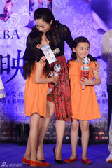 组图：《笔仙3》江一燕与小孩互动母性大发