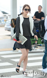 组图：高雅拉现身机场 皮肤完美近照无瑕
