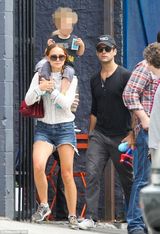 组图：娜塔莉-波特曼扛儿子外出 装扮似大学生