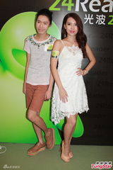 组图：王璐瑶发写真不再当嫩模 中性男Karl助阵