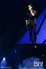 组图：JYJ举行新专发布会 露胸肌秀性感