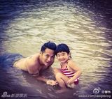 组图：姐姐Grace销魂泳装女神范 吃冰激凌花脸