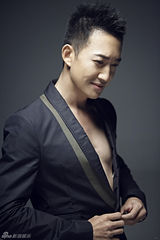 组图：王阳形色写真 真空搭配西装秀身材