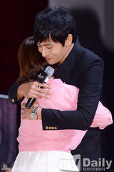 组图：《哭泣男人》张东健黑衣亮相 与粉丝互动