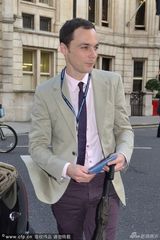 组图：谢耳朵英伦风现身街头 微笑为粉丝签名