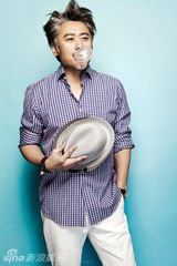 组图：吴秀波帅气秀潮搭 长袖穿出炎夏清凉