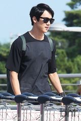 组图：韩星柳演锡现身机场 休闲黑装魅力足