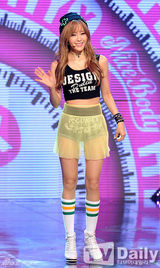 组图：B1A4凭新曲夺冠 T-ara孝敏透视裙秀性感