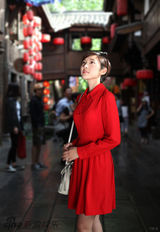 组图：唐艺昕轻装上阵出游 休闲装扮俏丽十足