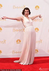 组图：女星克莉丝汀-夏尔白色长裙俏皮露美背