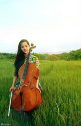 组图：欧阳娜娜大提琴写真优雅唯美
