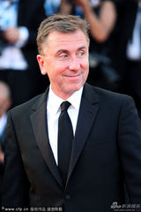 组图：威尼斯红毯赵薇艳粉如女王 郝蕾秀八字奶